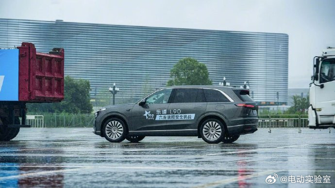 乐道L90到底安不安全，还是要真刀真枪地撞一下！雨天环境下，8吨重卡50km/h