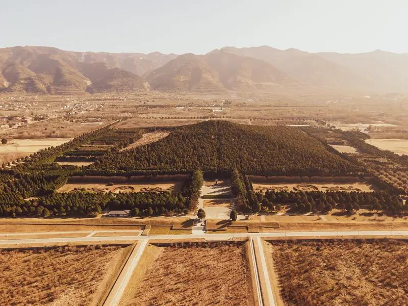 秦始皇陵那可是藏着无数未解之谜的神秘之地。它始建于前247年，到前208年才建成