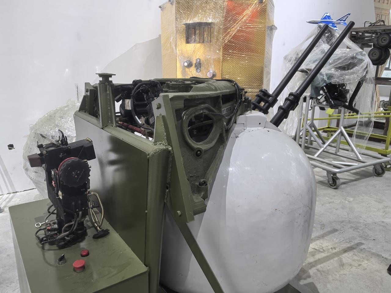 西北工业大学航空博物馆藏品筹备库一瞥——恢复联动功能的轰六轰炸机尾部遥控炮塔。和