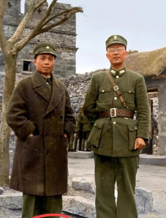 这才是李宗仁将军的真实貌相，照片中穿着一双布鞋的就是李宗仁将军，都看看吧！别再被
