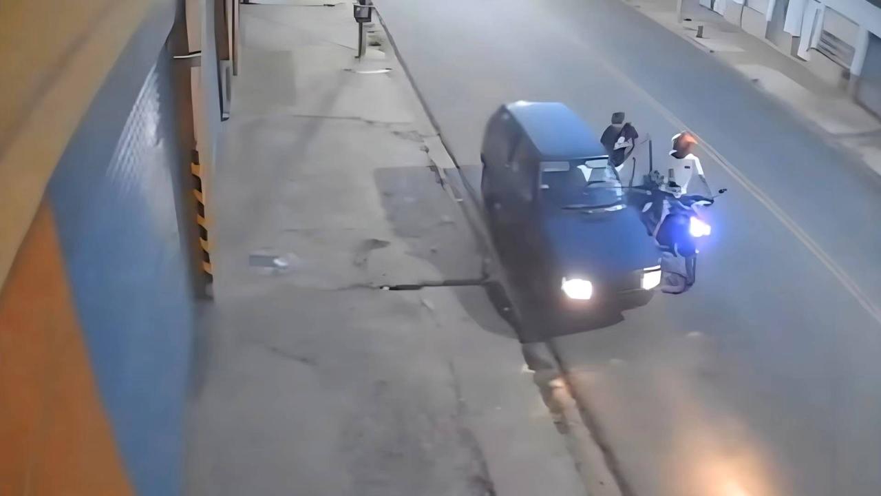 阿根廷劫匪拦车抢劫遭车主反击 疯狂倒车碾压追撞