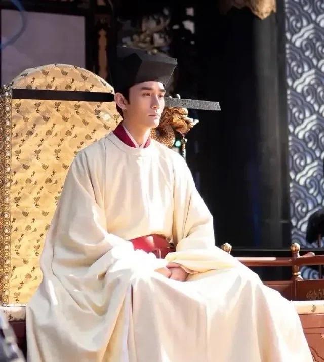 1034年，有大臣向杨太后奏报:“听闻皇上最近专宠杨美人、尚美人，连上朝都无精打