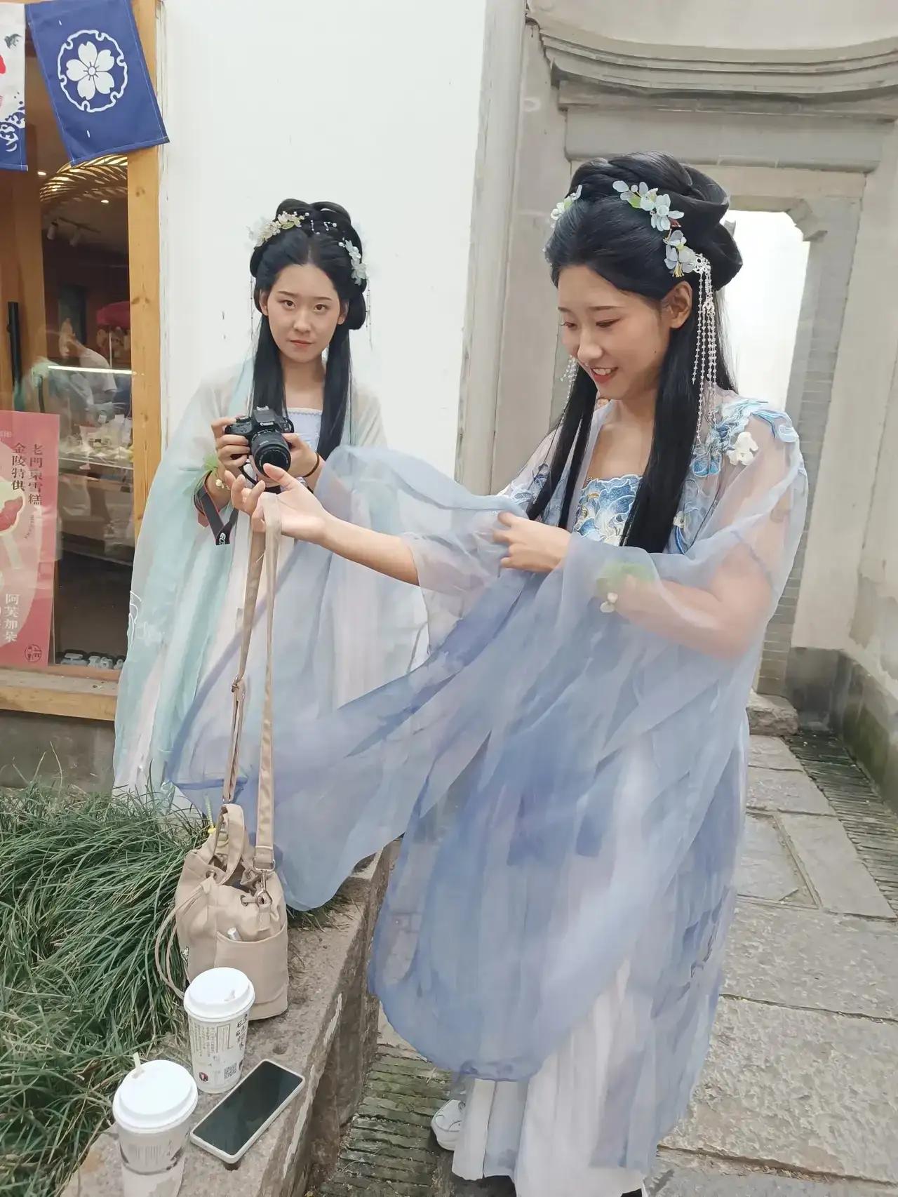 杭州西湖的夏天很美，每当荷花盛开的时候，看到池塘中那摇曳的荷花，就能够感受到岁月
