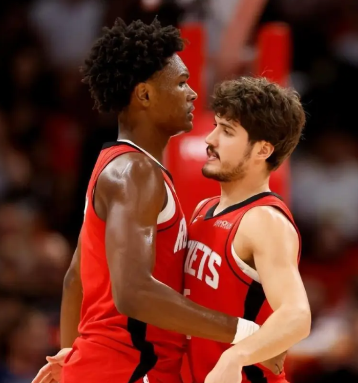 在接受采访时，前灰熊主帅大卫-菲儿戴兹表示，火箭没有引进控卫的必要，因为阿门-汤