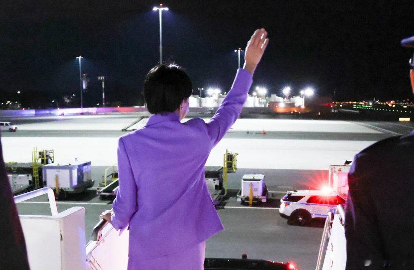 高市早苗抵美热情挥手，日本官方晒照打脸：没有人。日本首相抵达美国，现场连个迎接的美国官员都不见，毋庸