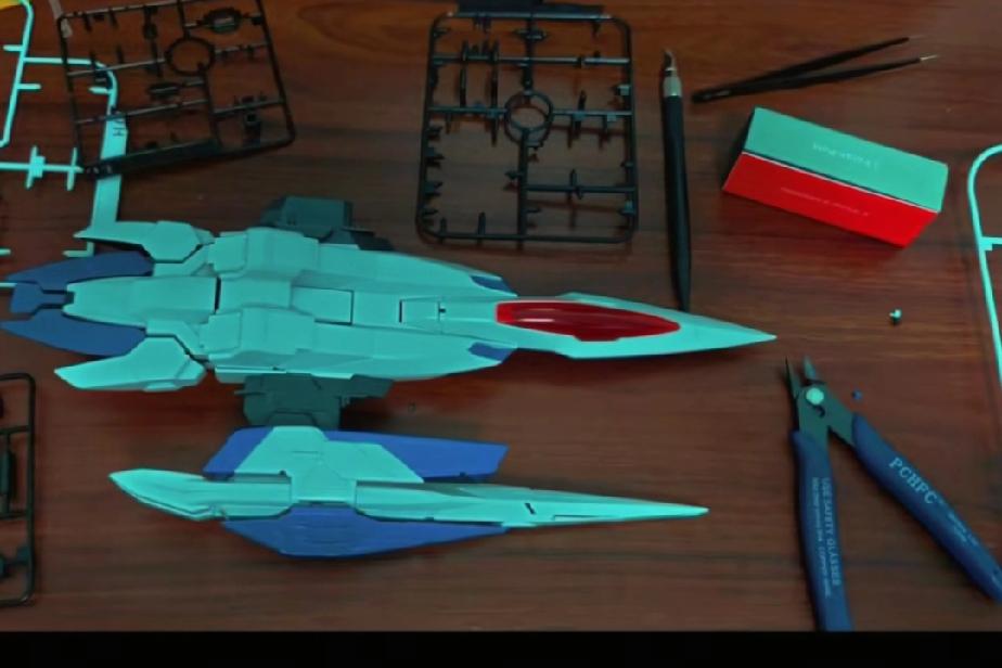 梁志辉坑弟弟没有商量，给弟弟买去了模型让弟弟拼好了再送给哥哥，一个愿打一个愿挨，