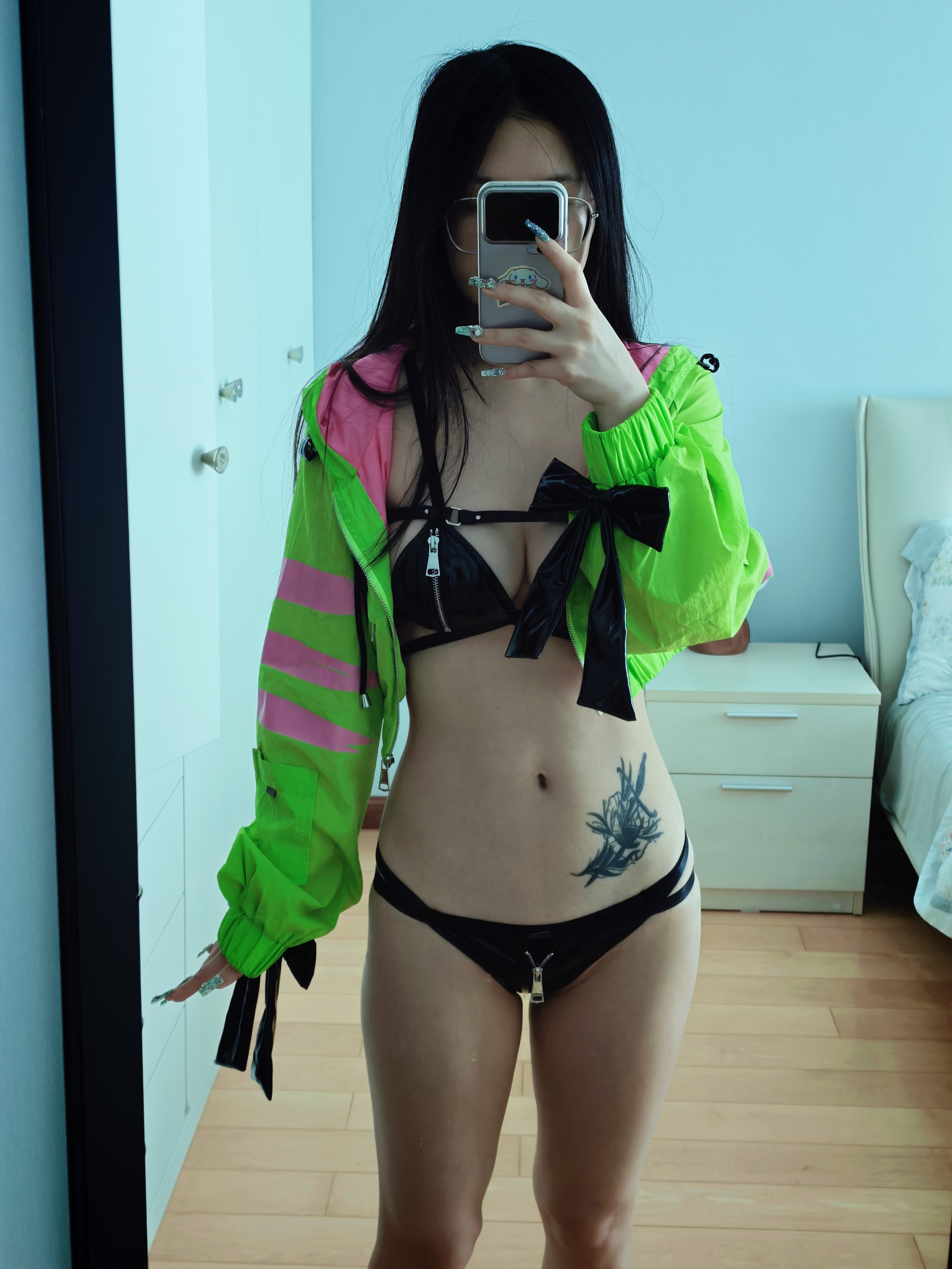 这周可以拍莉莉丝但不是泳装这套回国能收好多衣服阿好开心​​​