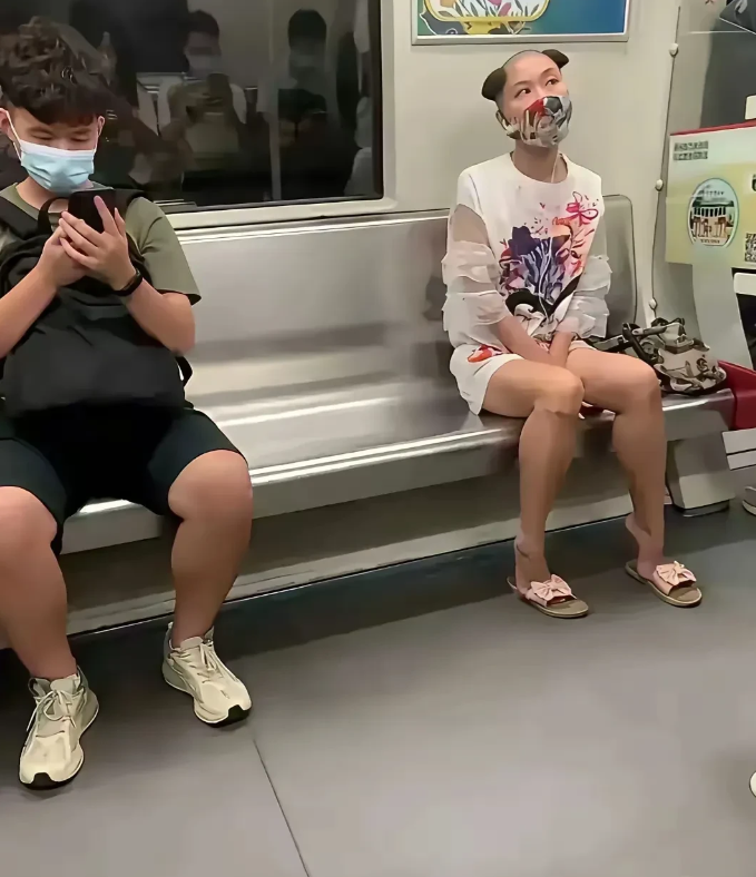 哎呀！我去！地铁车厢最靓的仔