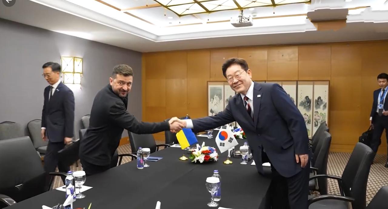 7月8日泽连斯基与李在明会晤，摄影师给泽连斯基一个特写镜头，乌克兰总统显老啦！