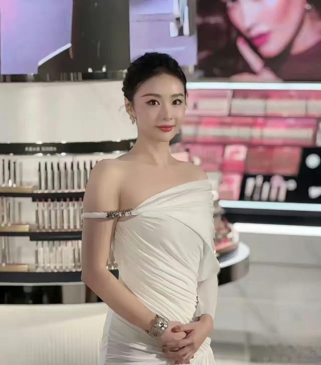 差点没认出来，不得不说，高叶真人比电视上显得年轻漂亮​​​