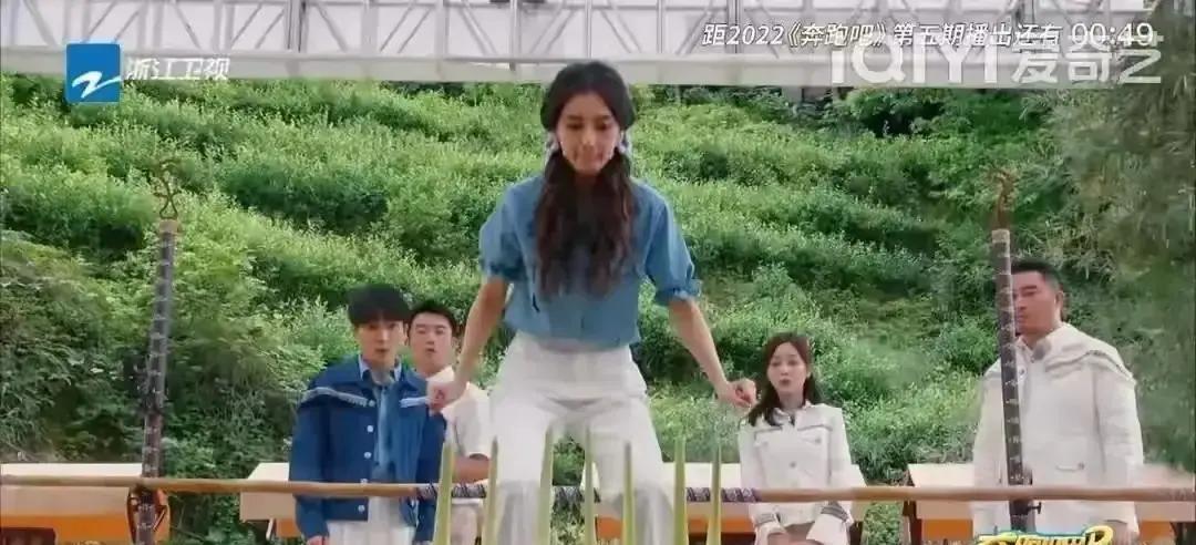 某男艺人录户外综艺输了挑战，被一群人围着起哄请客，他当场刷卡六千块请全组吃海鲜，