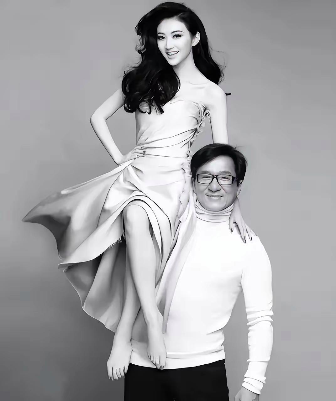 好美啊！脸美就算了，就连手和脚都美得不像话，坐在成龙大哥肩膀上的貌似是个大明星，