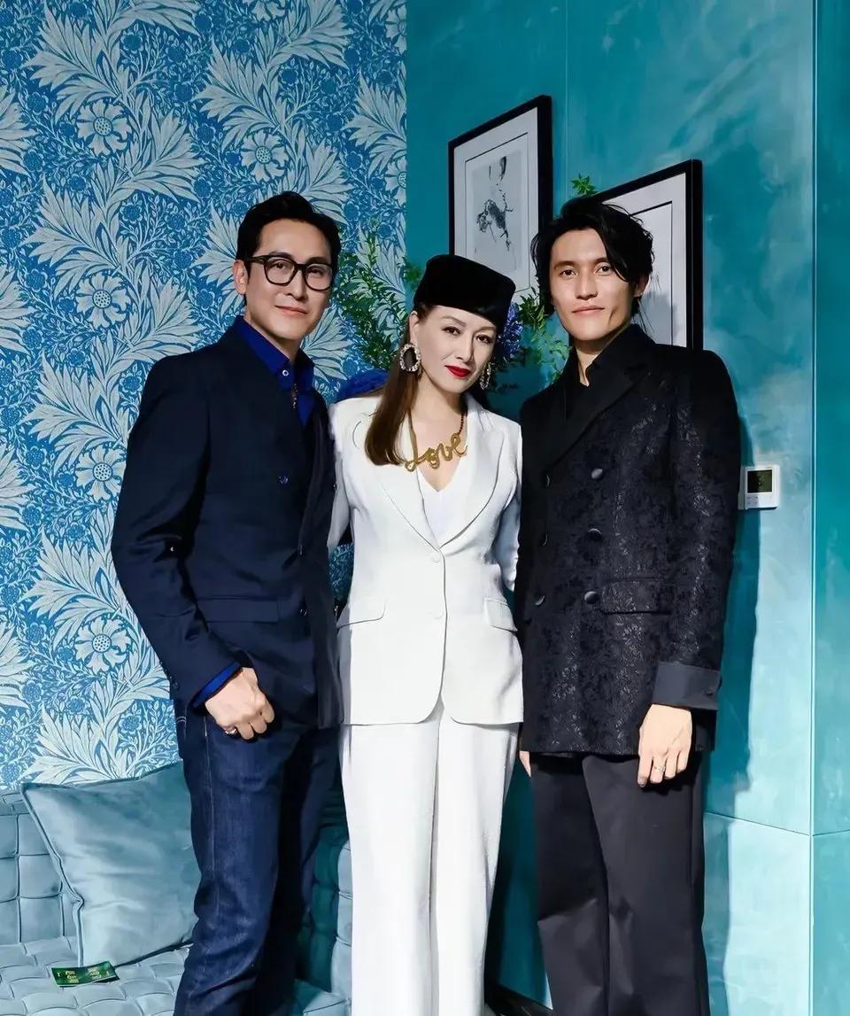 马德钟和儿子，马德钟保养的很好和儿子站在一起好像兄弟爷俩都是大高个，感觉