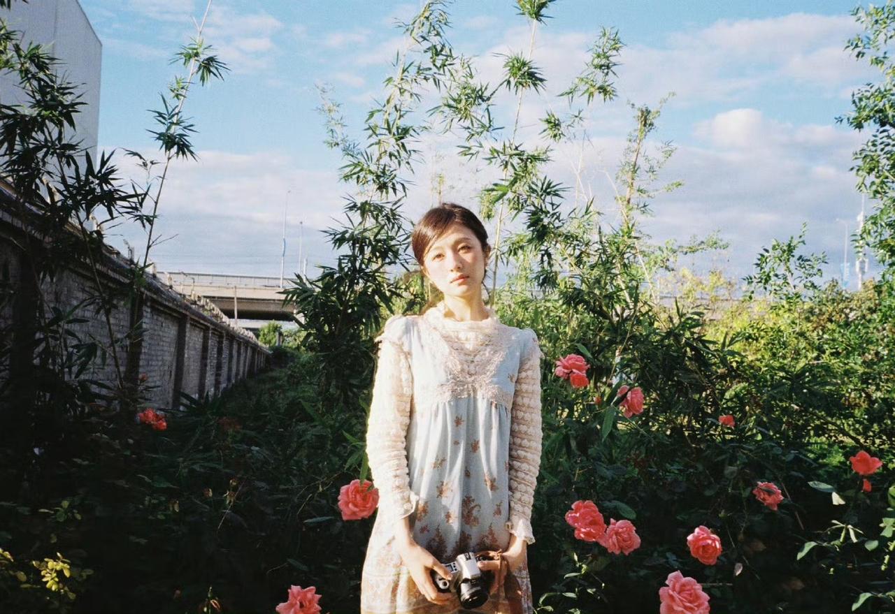 少女与花海，静谧时光李兰迪