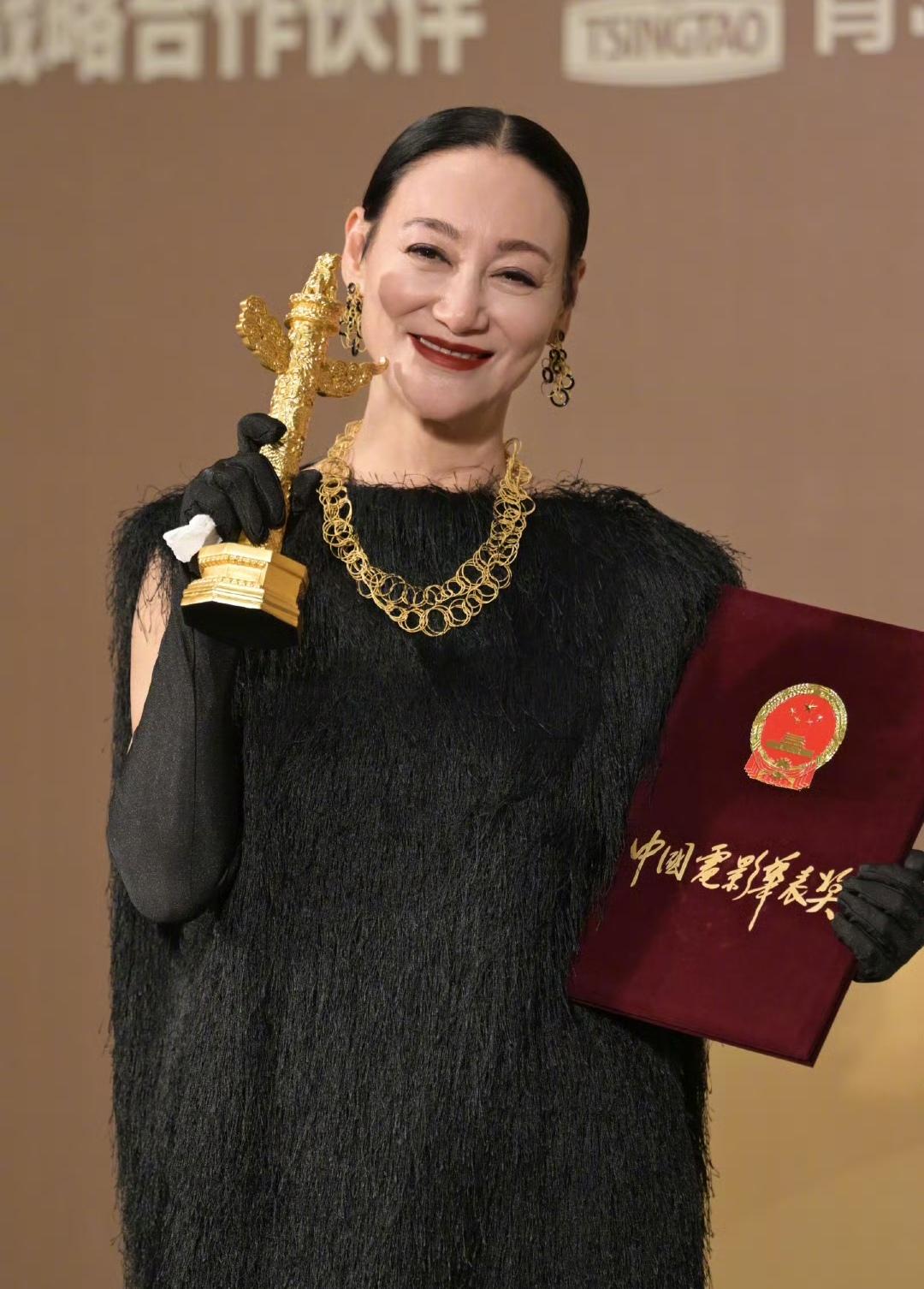 惠英红65岁状态超好呀！活成了四五十岁的样子，妥妥的大女王既视感，真是魅力四射呀