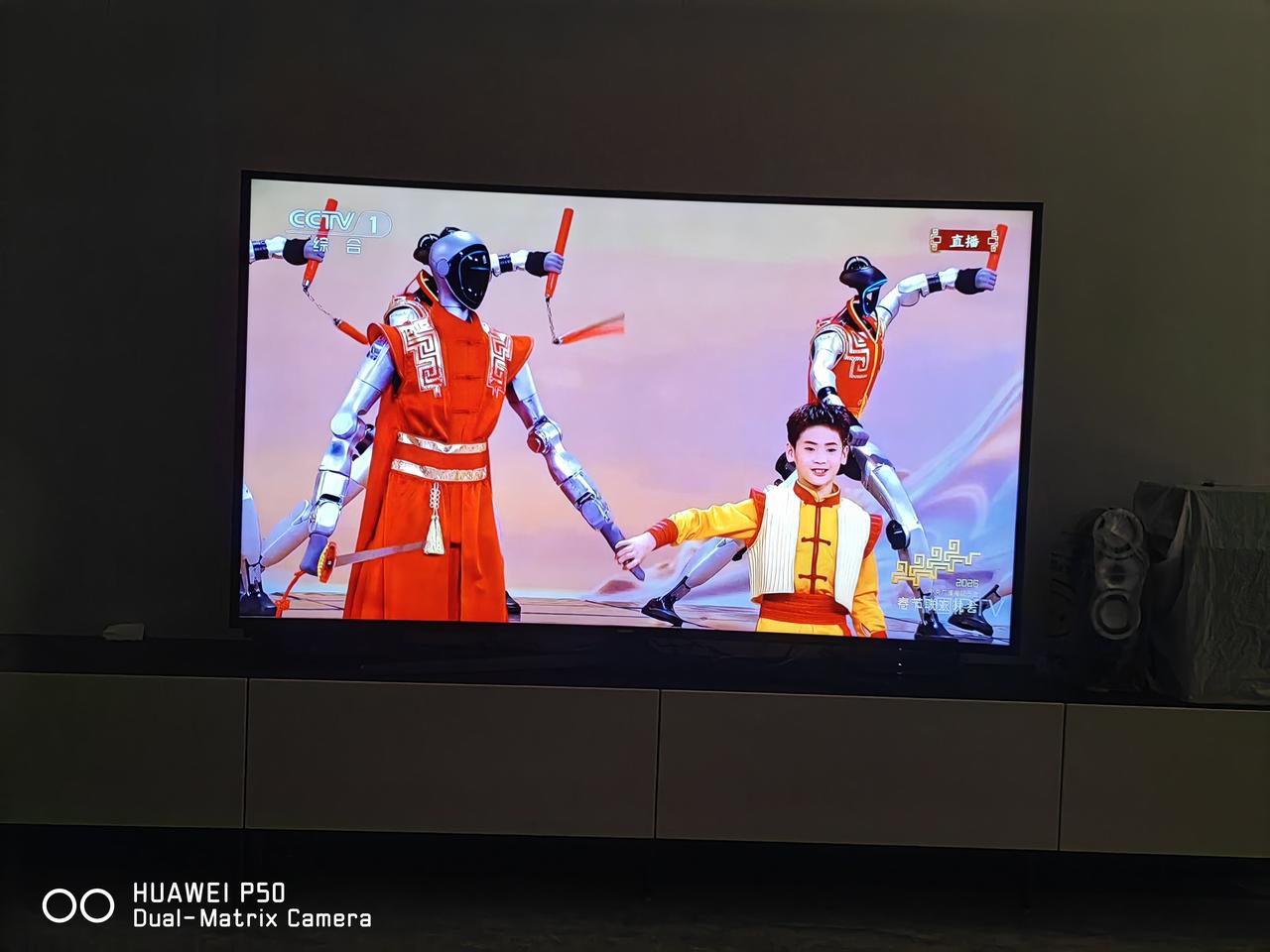 今年春晚的机器人表演有点真功夫，比去年进步很大，中国人工智能已经领先了全世界，我