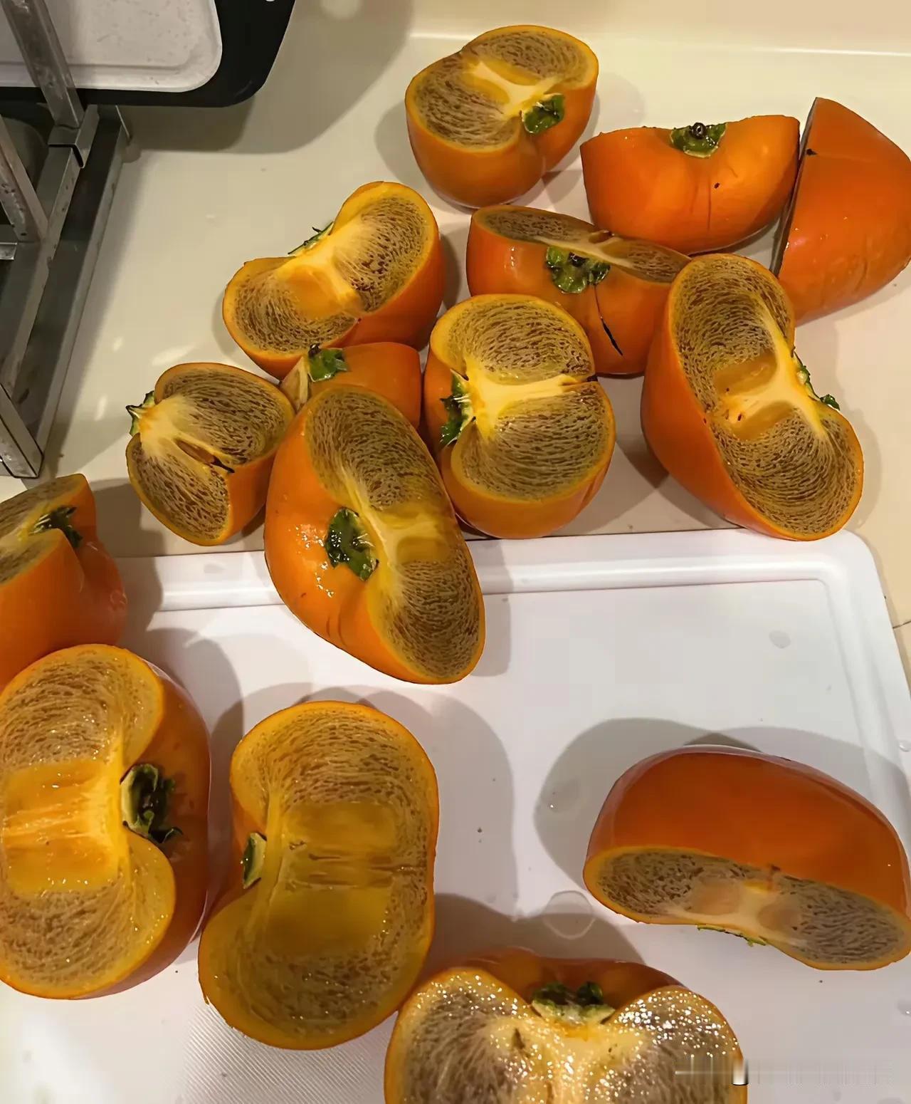 这样的柿子是不是坏了？还能吃吗？这是孩子姥姥过来看孩子，带的柿子，她说这是脆柿子