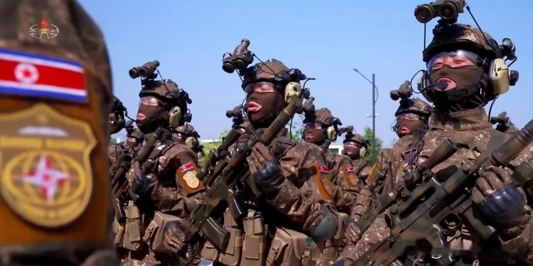 朝鲜特种部队士兵与88式无托步枪，这张照片可以看到该枪的全貌。是白天拍摄的，是A