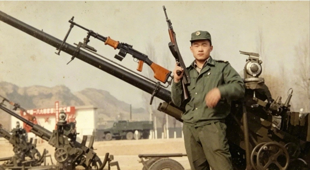 高射炮，挂一挺轻机枪是咋回事呢？​这是​以枪代炮，一种省钱的高炮训练方式。#以美袭击伊朗##军训碰到