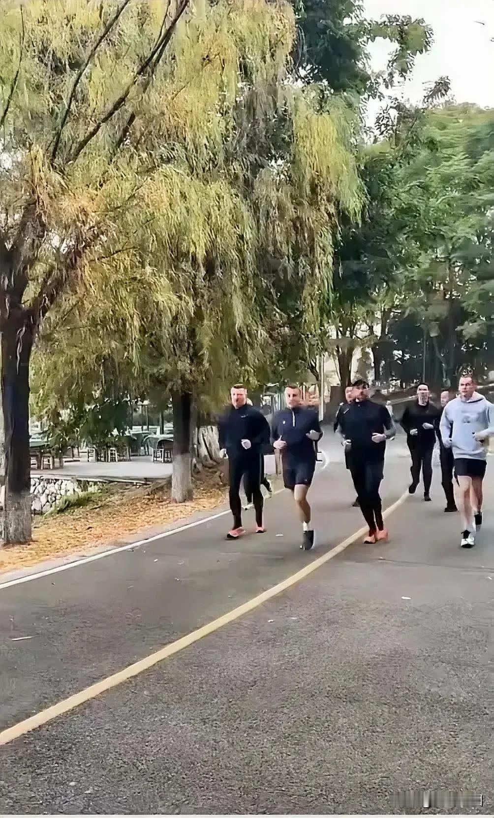 12月5日清晨，网友拍到马克龙在成都锦城湖公园晨跑的画面。成都是一方宝地，身为国