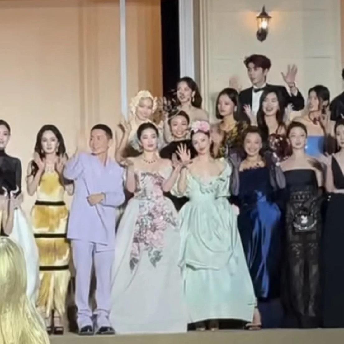 妈耶刘亦菲颅顶也太高了吧头圆圆的五官真的好正啊，脸型流畅，头型饱满，三庭五眼极