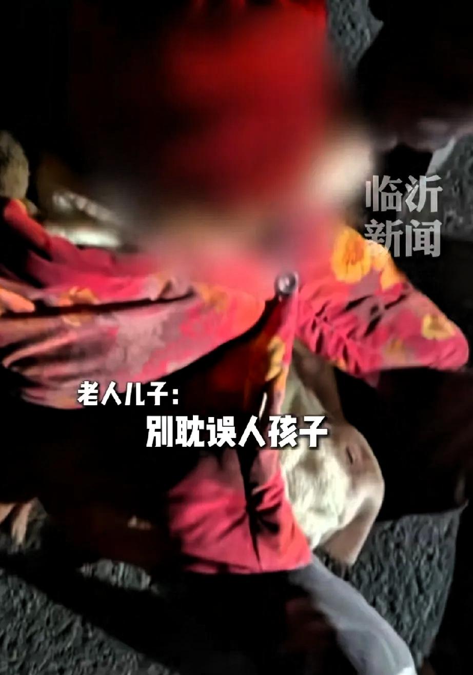 被感动到了！山东临沂，一大娘被车撞倒，司机没有逃避责任，立刻下车查看情况，坚持要