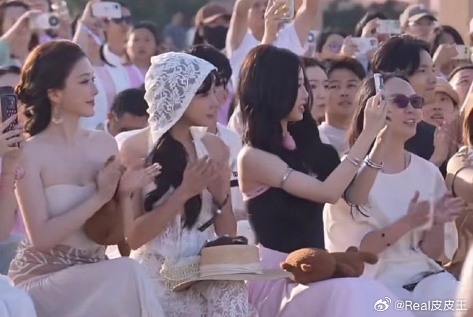虞书欣与一众网红同框看秀，是不是再一次说明：女明星与网红有壁？