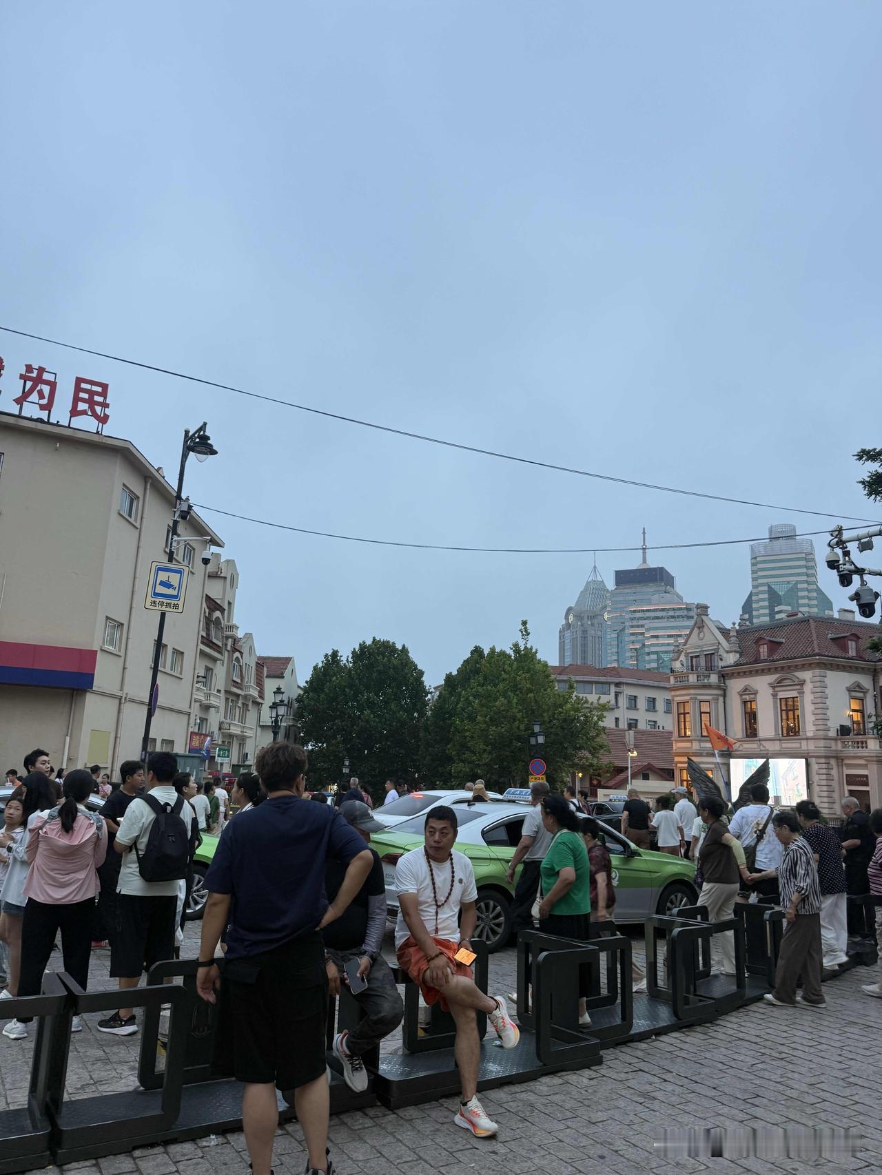 上午去了青岛中山公园小宝宝回自己家去了，我也无聊就去了青岛中山路步行街，中山路华