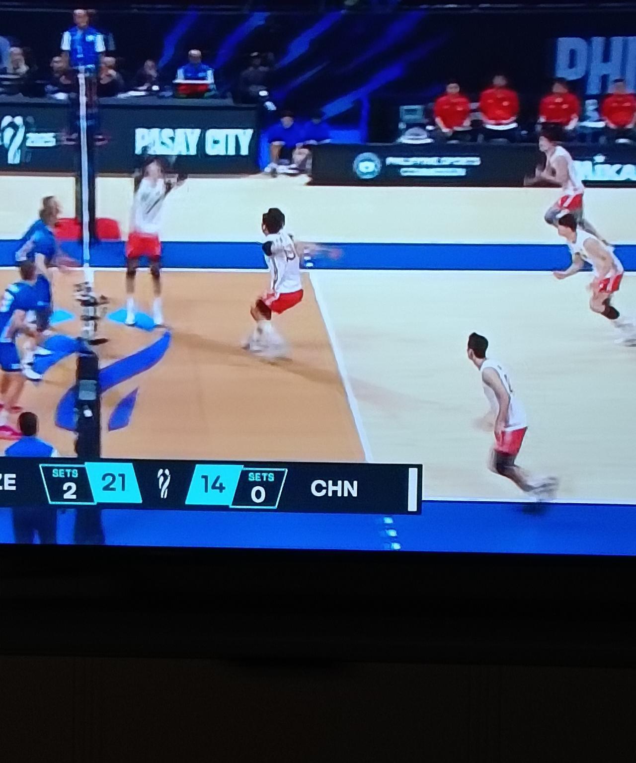 世界第三的巴西队出局，最恨的是中国队。中国对捷克，巴西人都在看台上关注这场比赛