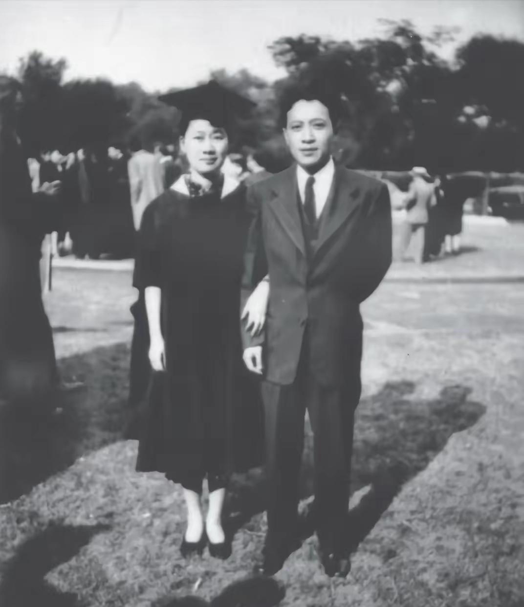 1933年，钱钟书追求燕大校花赵萝蕤，可赵萝蕤根本没有看上他，而是喜欢当时一文不