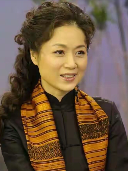 她年轻时的容颜，都是巧笑倩兮，美目盼兮，都是顶级的大美女，就算是许晴和俞飞鸿来了