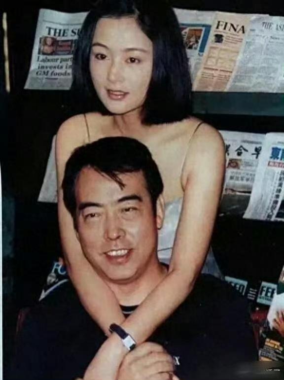陈凯歌基因好像有又好像没有，两个儿子都随妈陈红，从外貌上看，儿子们并无陈凯歌那般