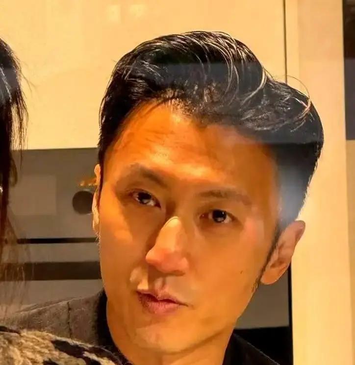 谢霆锋43岁发际线后移，却甩出12%体脂率的体检报告，这反差太狠了。这根本不是