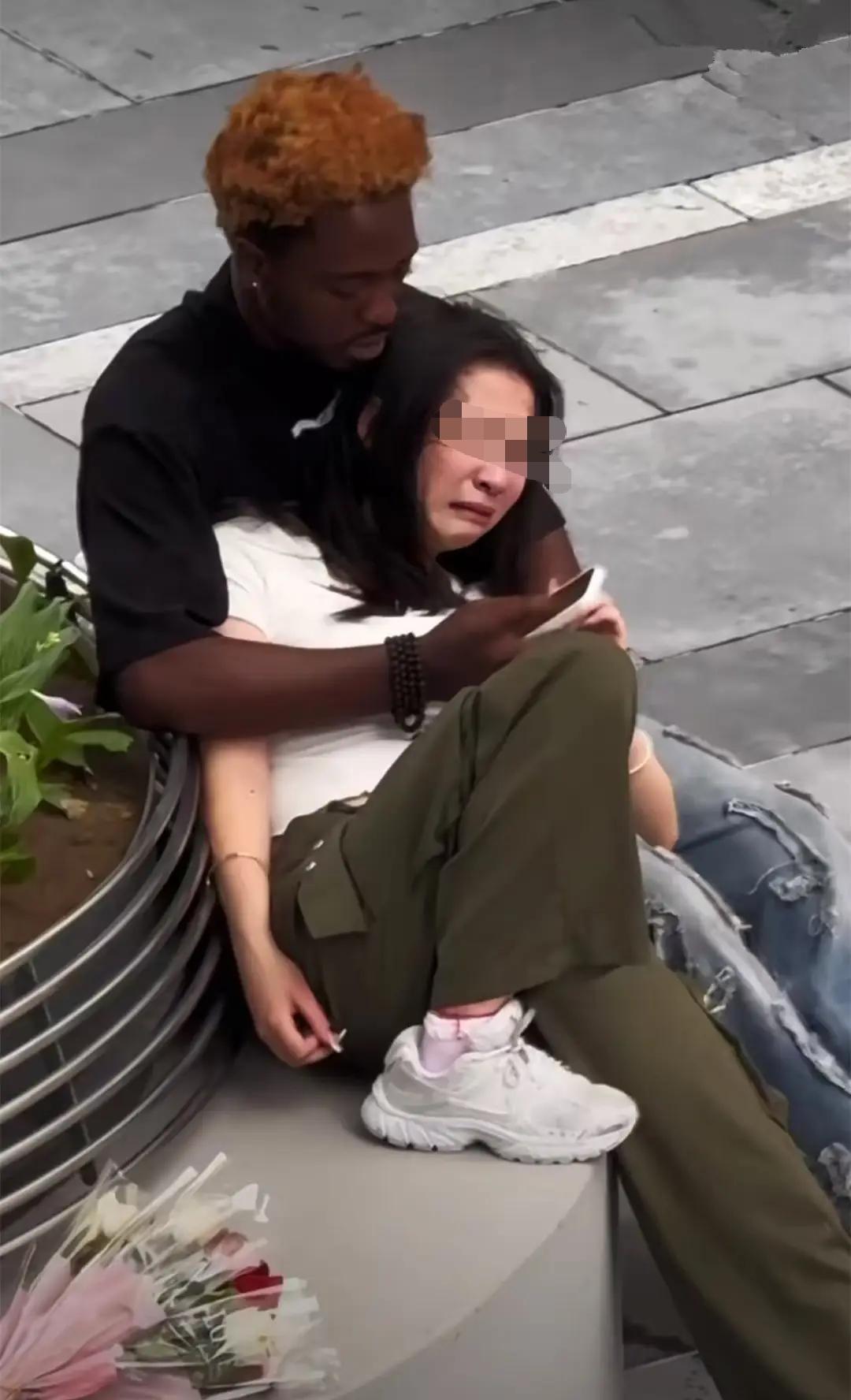 闹市步行街上，一对情侣出门约会，就因为女生一通电话没接，外籍男友当场翻脸，死死箍