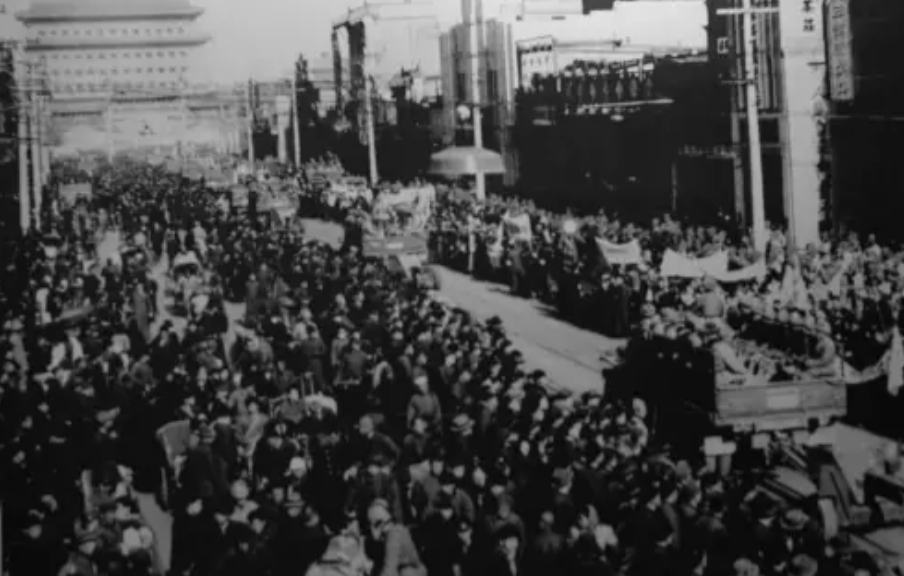 1949年4月初，一桩刺杀毛主席的密谋正在秘密酝酿，两个穿着解放军军装的营长，手