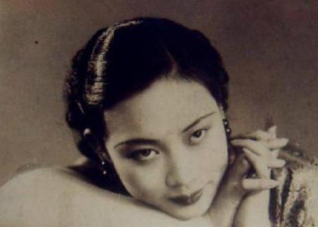 1942年，一代美人胡蝶被按在床上，戴笠撕扯着她的旗袍：“想你丈夫孩子平安，就乖