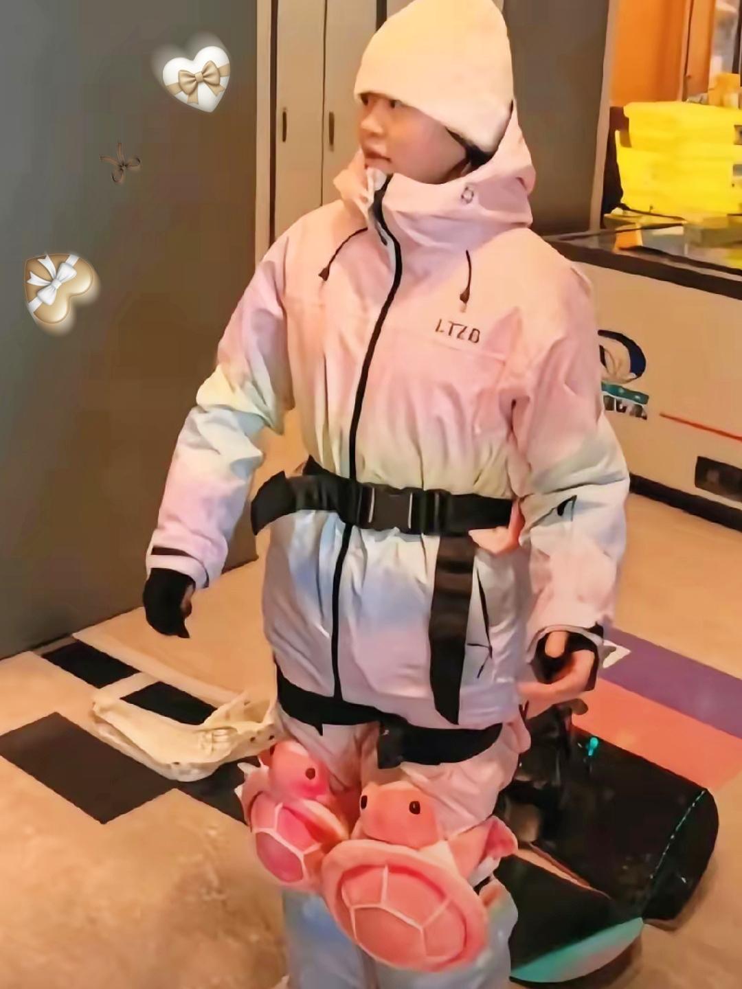 全红婵太会学了！网友调侃：别跳水了，去滑雪照样拿世界冠军全红婵在休假期间到