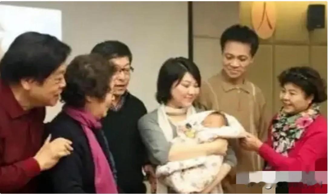 这是赵忠祥与夫人张美珠及儿子赵方、儿媳及满月的宝宝，在宝宝满月宴时的一张非常珍贵