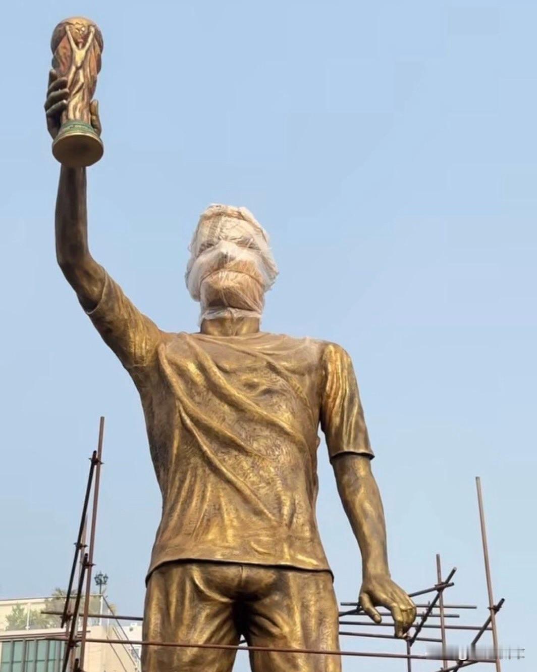 印度为了迎接梅西也是下了血本！梅西12月13日赴印度加尔各答，将揭幕70英尺（约