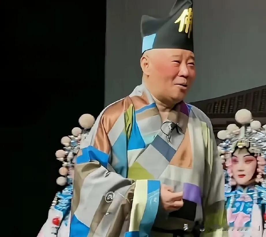 不少网友心里一直有个疑问：杨议长期在直播间点评、调侃郭德纲，各种冷嘲热讽不断，为