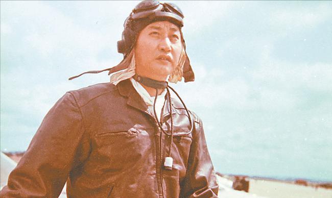 1951年，志愿军飞行员刘玉堤在返航途中，无意间向云层下面瞟了一眼，竟然看到了一