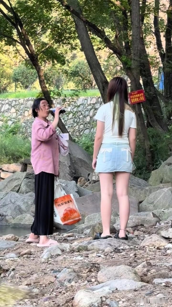 这大娘是真渴了，一口气喝了一瓶饮料！河南平顶山一对小姐妹外出游玩时买了一瓶饮料，