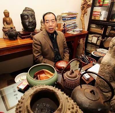 贾平凹先生抽烟的档次很高，软中华，一包70元，如果一天抽2包，那就是140元，如