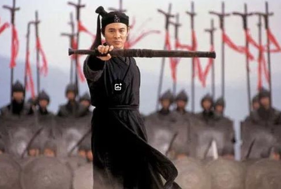 当年，张艺谋在筹拍《英雄》时，准备找李连杰来饰演男主无名，可此时的李连杰身价已经
