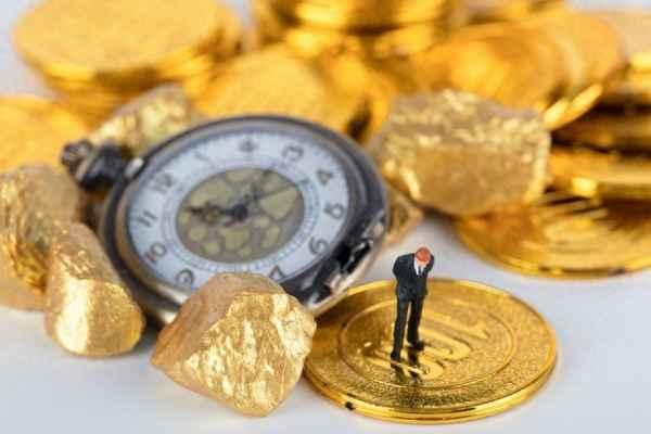 大家要有思想准备，金价或将重演20年前那波超级牛市！上海黄金交易所门口排起长队