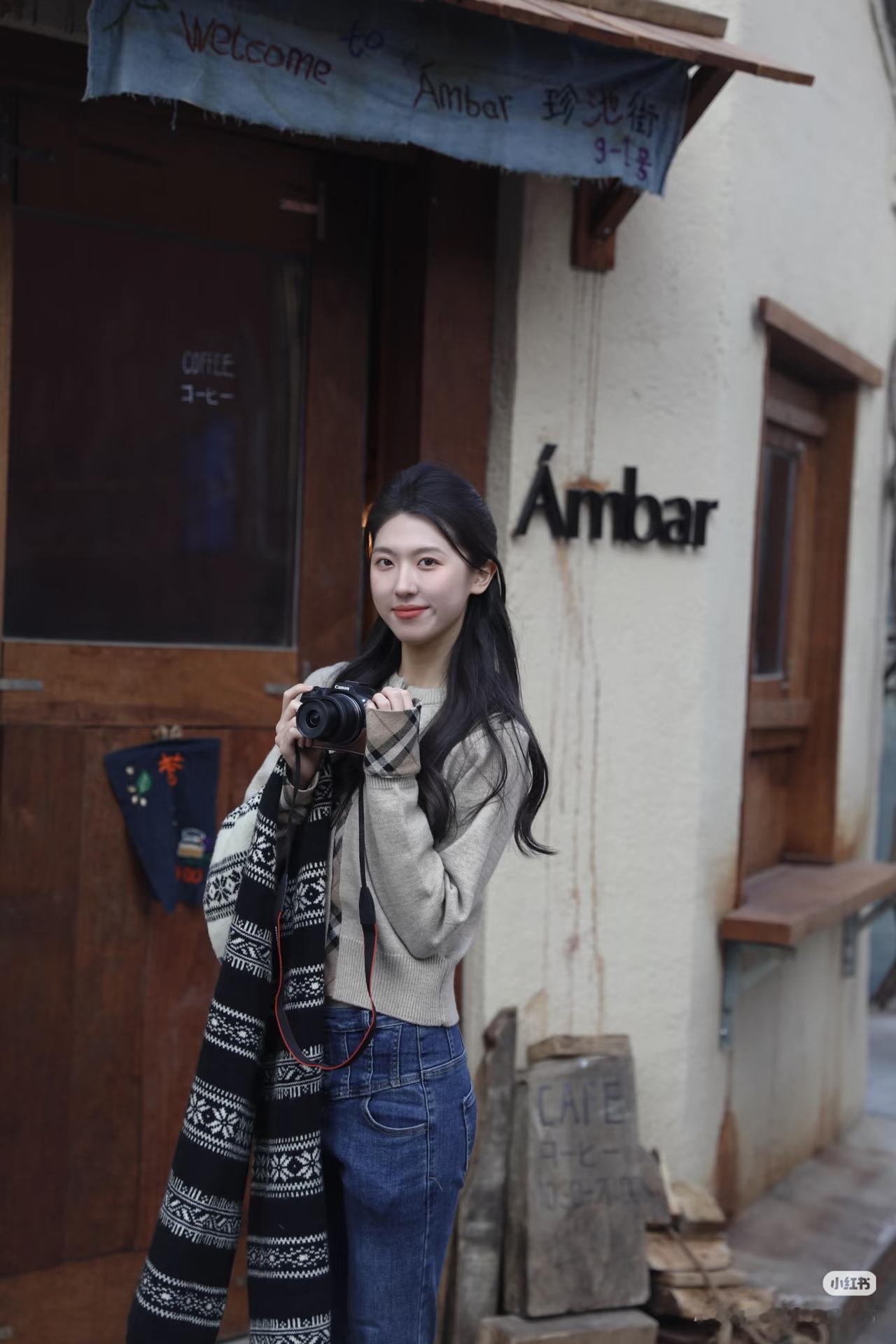 相机定格瞬间，咖啡暖心田。