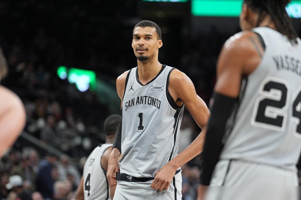 别光看马刺这场大胜，波波维奇现在一个头两个大。文班亚马的脚踝就是个雷，再踩空3场