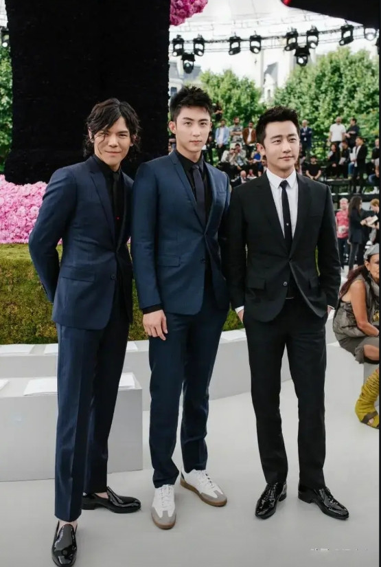 黄轩身高177cm，黄景瑜身高187cm，向佐身高186cm。黄轩在三人当中虽然