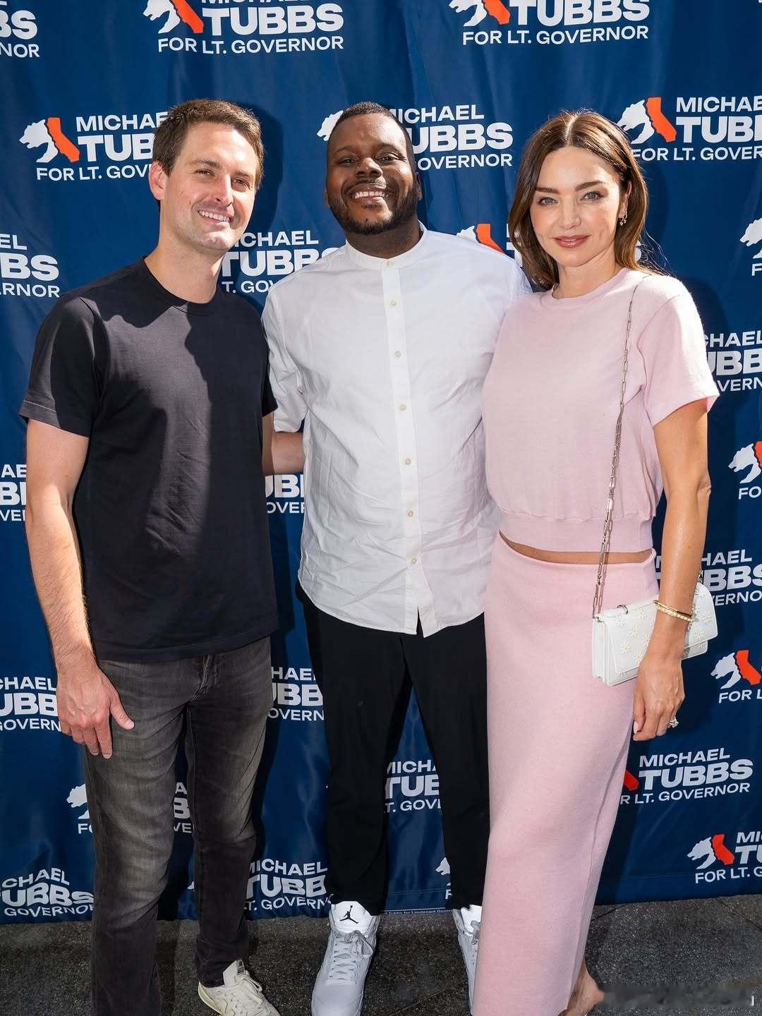 MirandaKerr米兰达可儿和老公EvanSpiegel一起参加活动，为