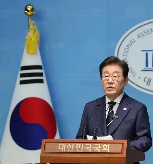 最近韩国那边有点意思，总统李在明突然对着自家媒体和地方官发了大火。这事还得从